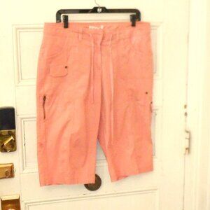 ~~~ CLEO/ Capris ~~~ 12  Has Many Pockets.....Front, Back, Side, Zippered